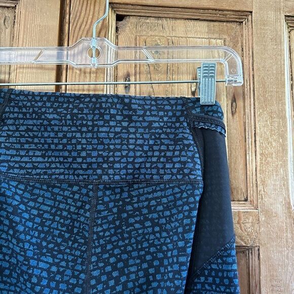 Lululemon 6 Blue Black Cropped Leggings Mesh Details Pockets Capri Printed‎ - Picture 2 of 8
